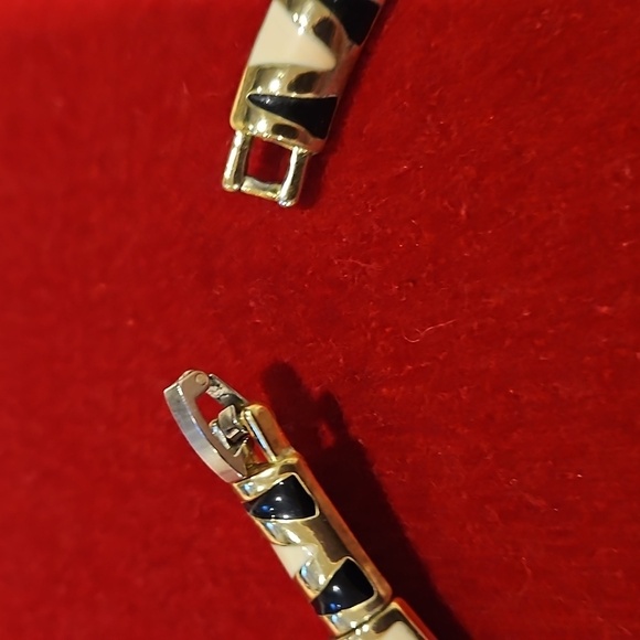 Vintage Enamel and Goldtone Choker Necklace and Earrings - Picture 5 of 6